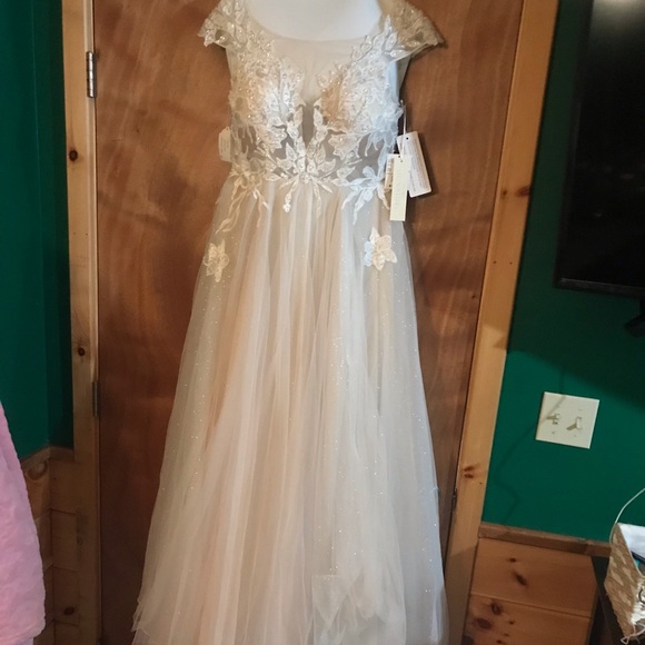 Wedding Dress - Picture 2 of 5